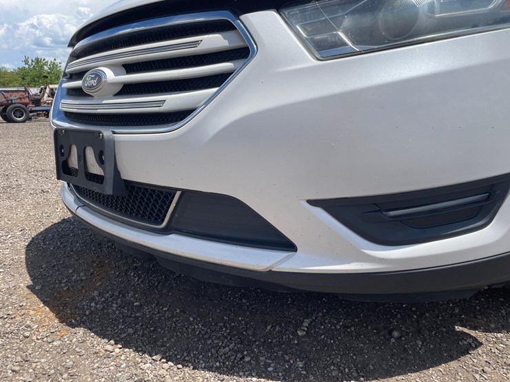 #2793-•-2013-ford-taurus-limited-sedan-(has-wi-title)-image-12