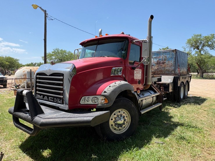 2009-mack-granite-t/a-daycab-winch-bed-truck-image-2