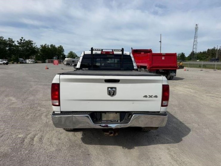 2017-ram-1500-slt-image-4