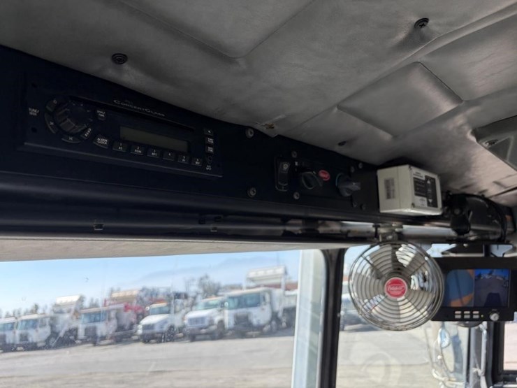2010-peterbilt-320-image-21