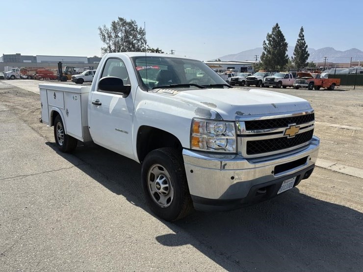 2011-chevrolet-silverado-2500-image-2