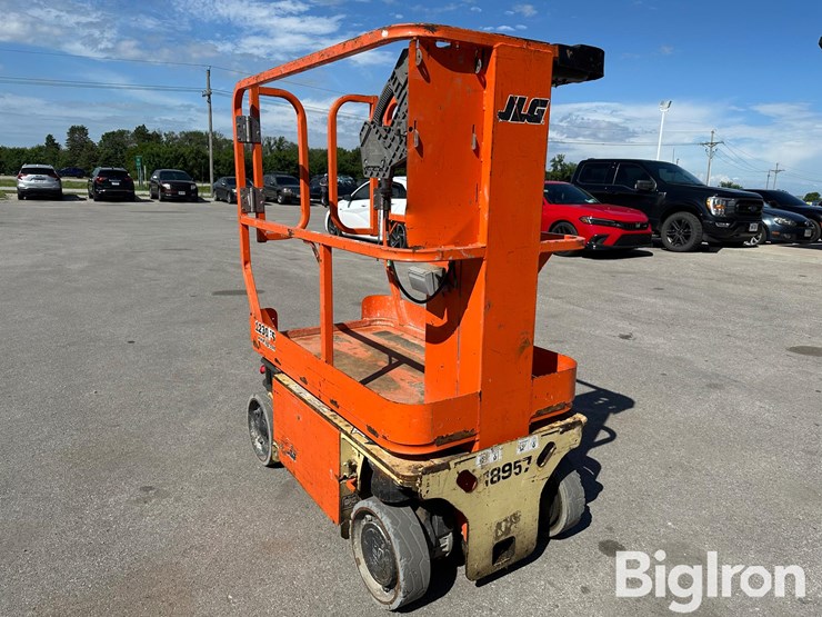 2016-jlg-1230es-image-3