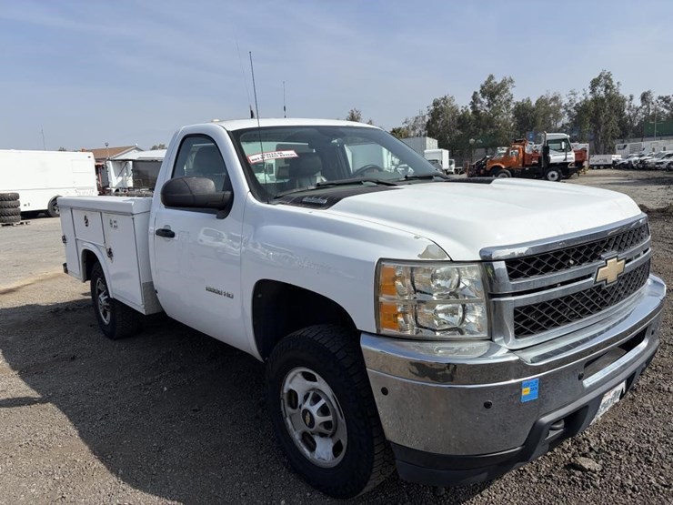 2011-chevrolet-silverado-2500-image-2