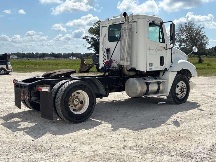 2007-freightliner-columbia-120-image-3