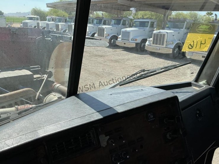 1996-peterbilt-379-image-18