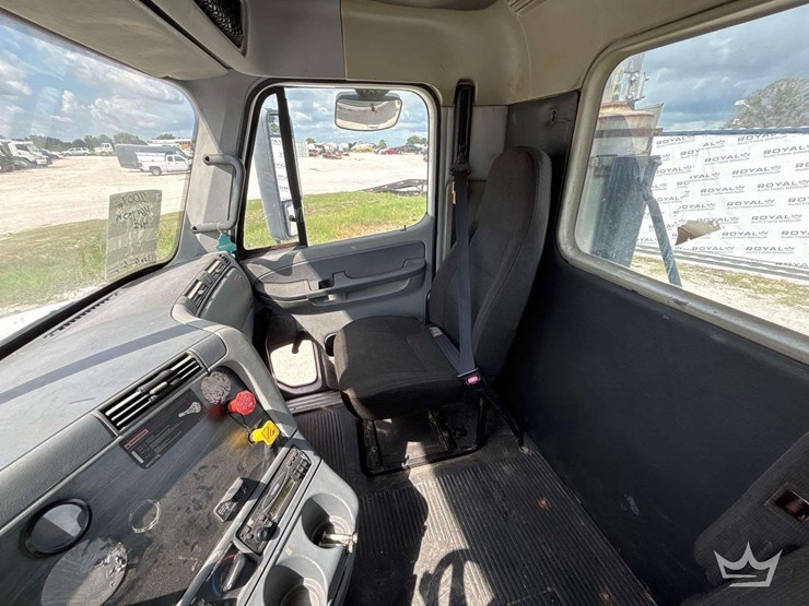 2007-freightliner-columbia-120-image-19
