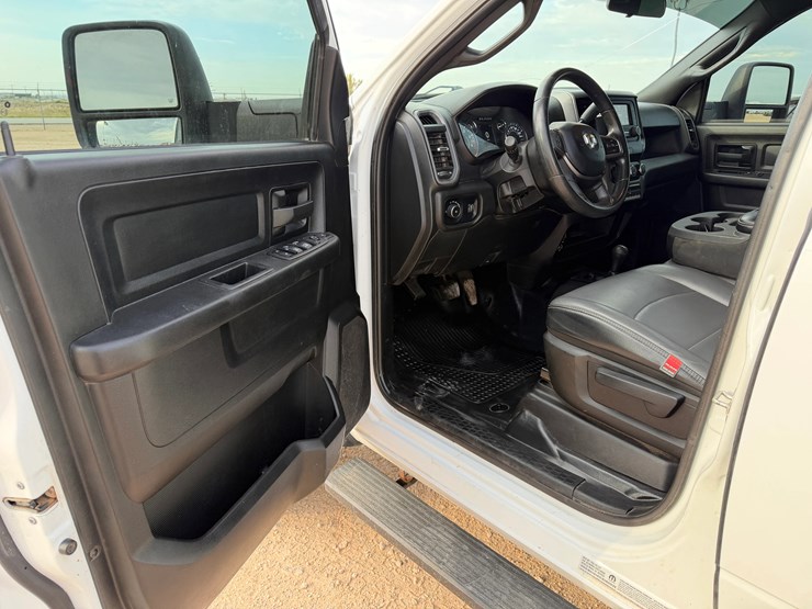 2024-ram-5500-crew-cab-mechanics-truck,-4x4-image-14