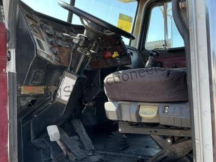 1996-peterbilt-379-image-21