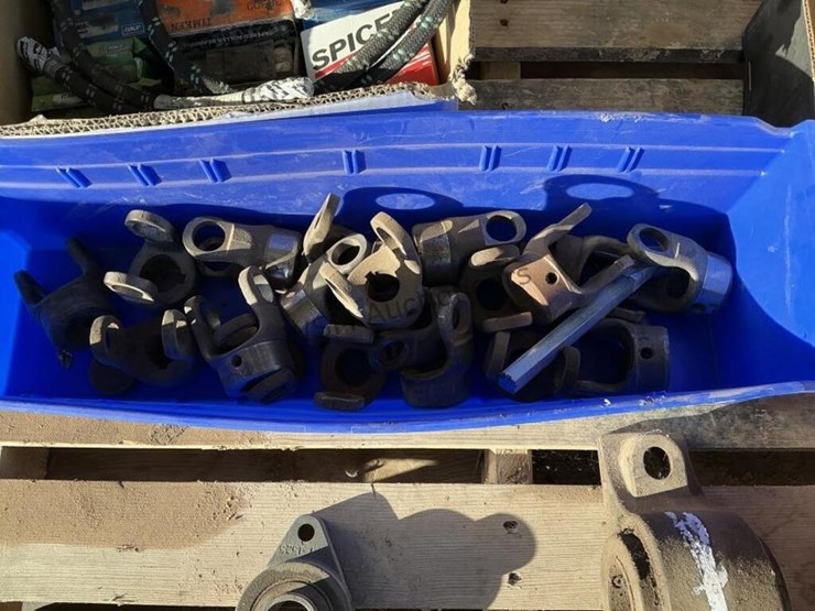 pallet-of-international-spreader-truck-bearing,-image-4