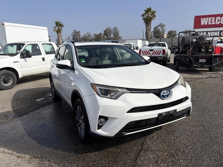 2016-toyota-rav4-image-2