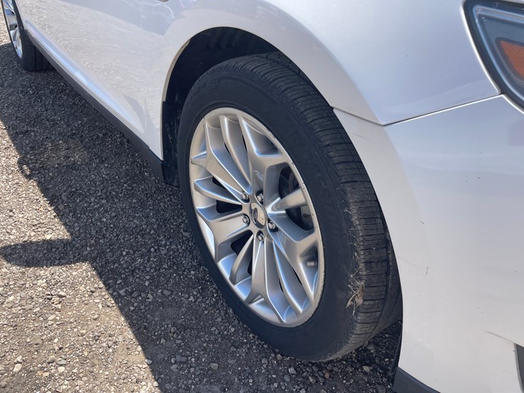 #2793-•-2013-ford-taurus-limited-sedan-(has-wi-title)-image-16