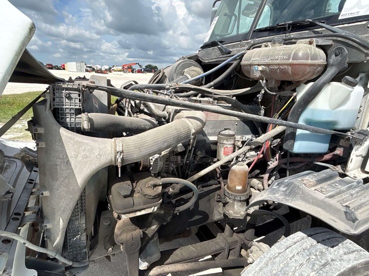 2007-freightliner-columbia-120-image-8