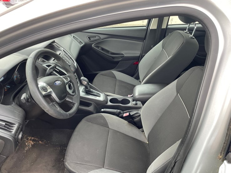#2797-•-2012-ford-focus-se-sedan-image-29
