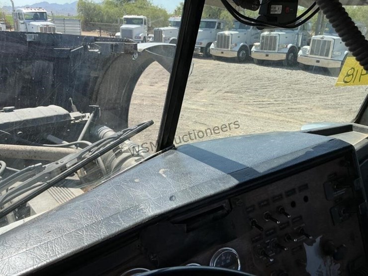 2000-peterbilt-379-image-17