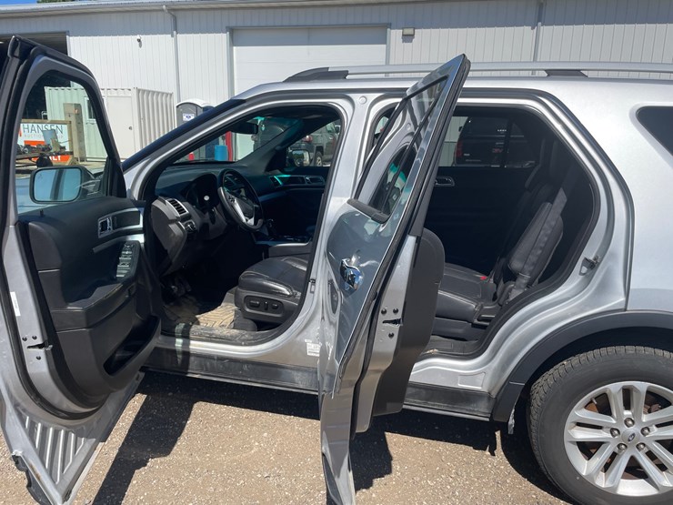 2014-ford-explorer-image-27