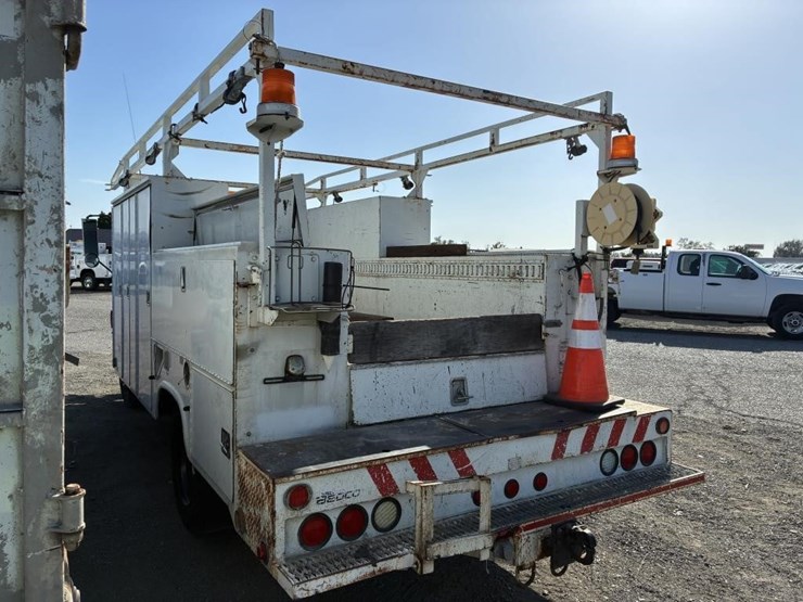 2005-isuzu-nqr-image-4
