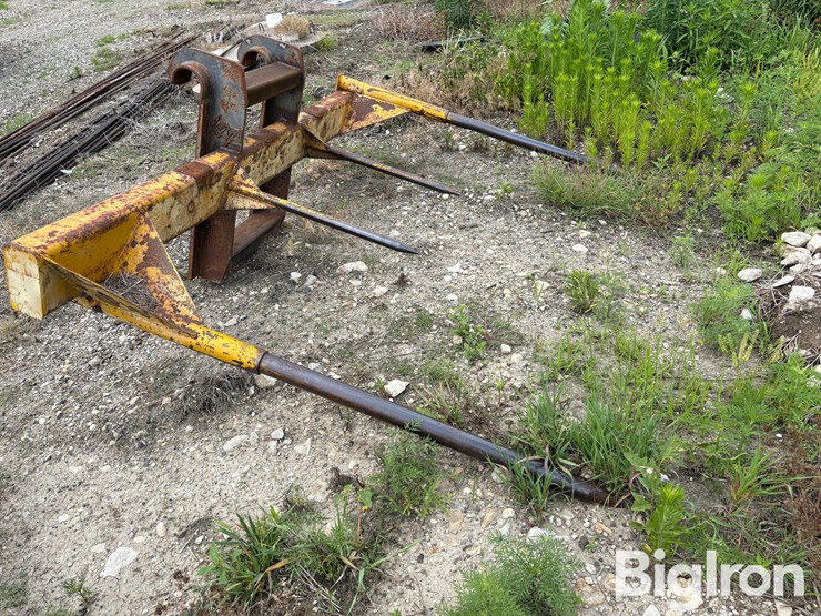 caterpillar-bale-lifter-image-3