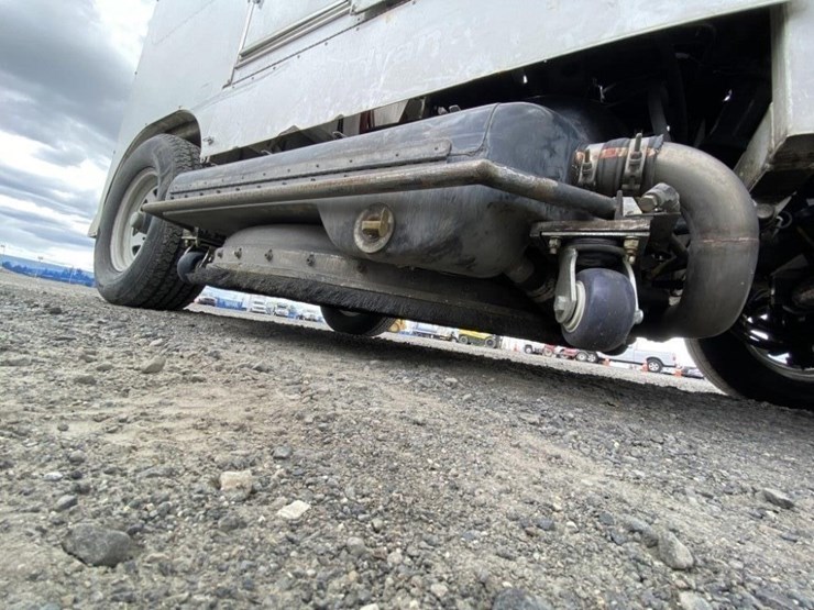 2013-cyclone-cy5500-surface-cleaning-truck-image-29