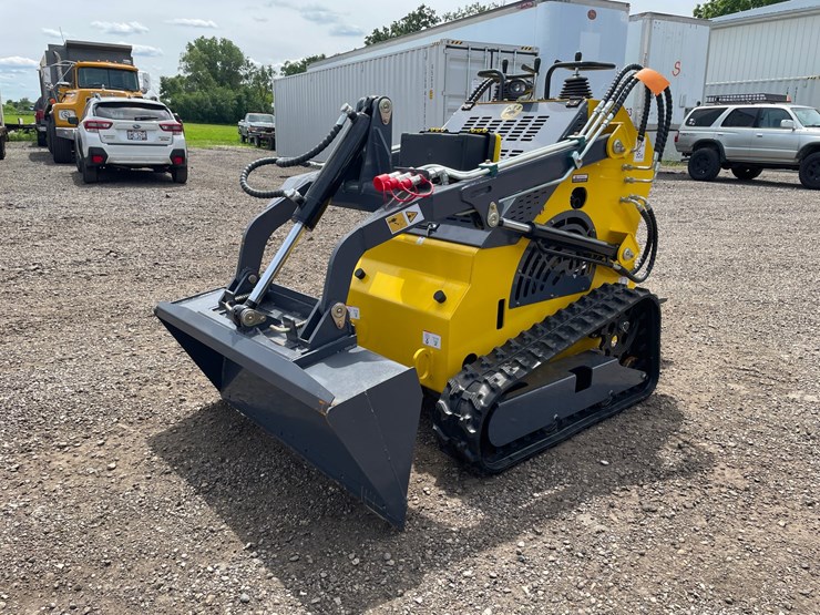 #2825-•-2026-landhero-mini-skid-steer-loader-image-1