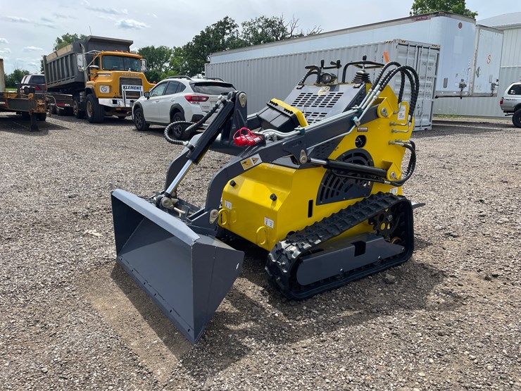 #2824-•-2026-landhero-mini-skid-steer-loader-image-1