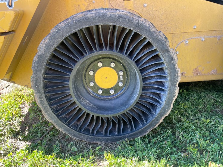2020-caterpillar-246d3-image-23