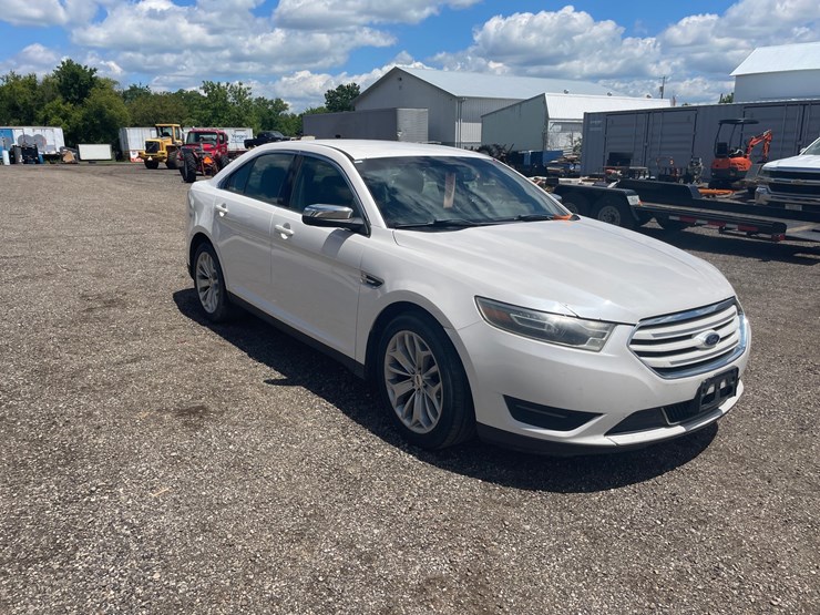 #2858-•-2015-ford-taurus-limited-(has-wi-title)-image-3