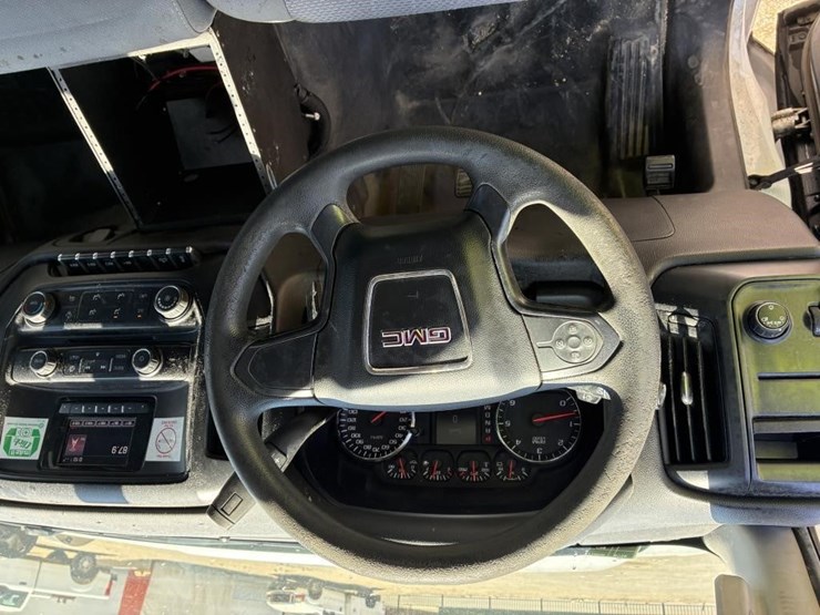 2015-gmc-2500-image-14