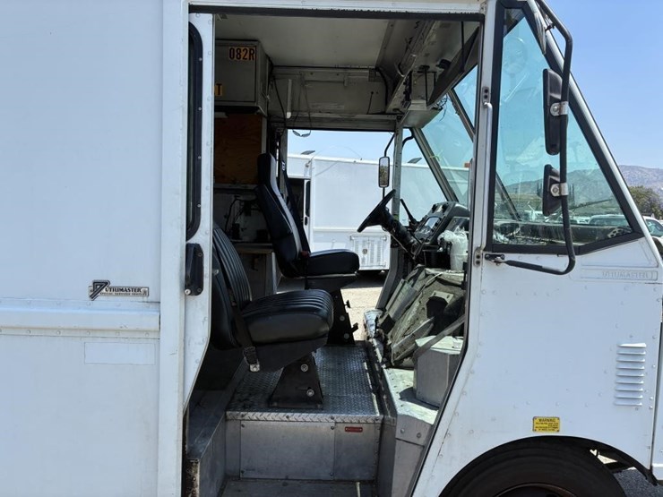 2002-workhorse-p42-image-16