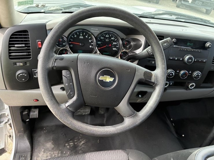 2013-chevrolet-silverado-2500-image-12