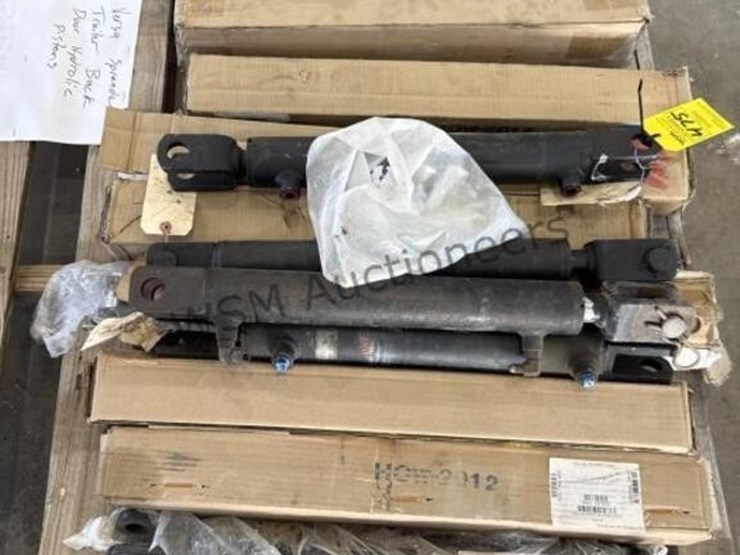 versa-spreader-trailer-rear-door-hydraulic-image-2