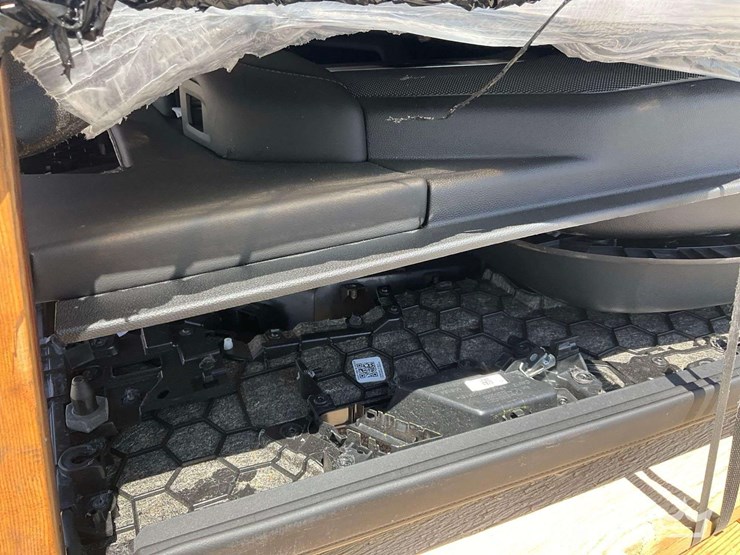 pallet-of-miscellaneous-vehicle-parts-image-5