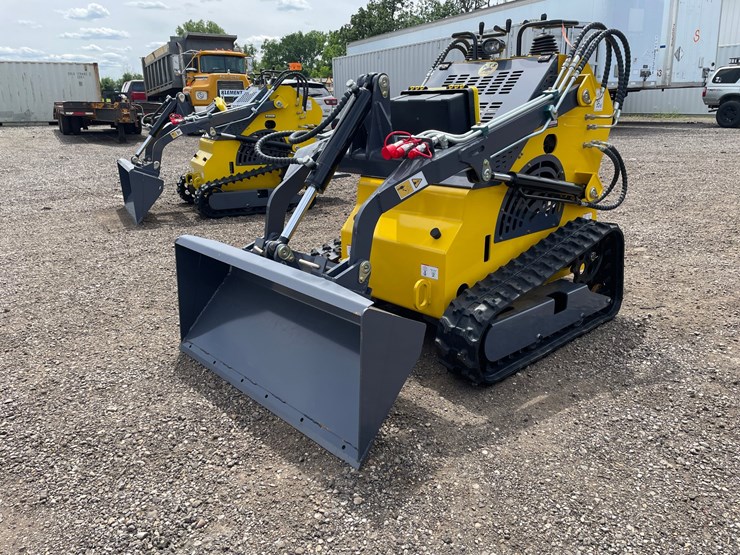 #2823-•-2026-landhero-mini-skid-steer-loader-image-1