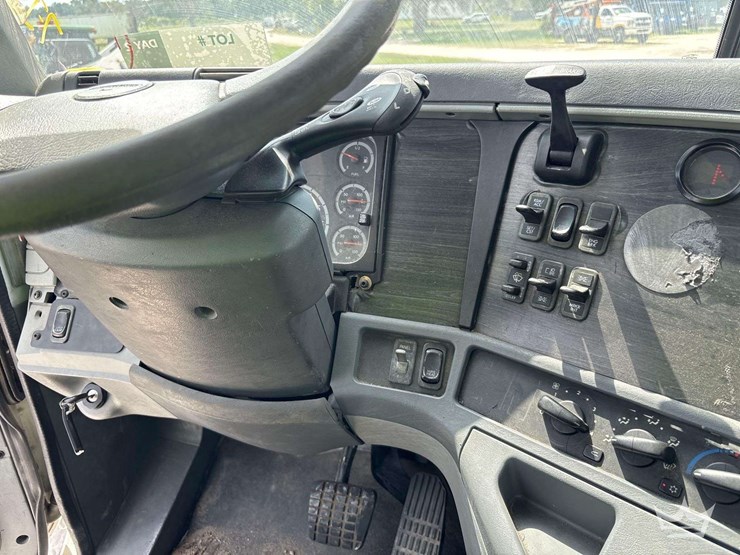 2007-freightliner-columbia-120-image-15