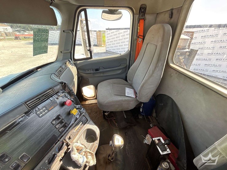 2008-freightliner-columbia-120-image-16