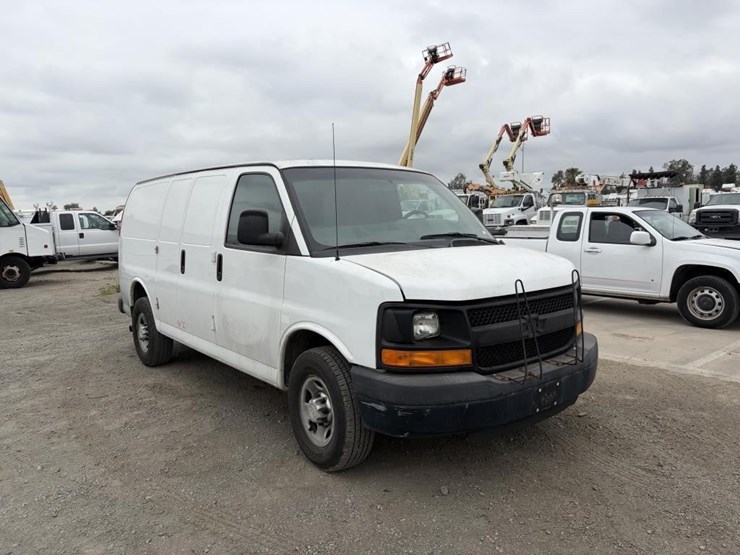2014-chevrolet-express-3500-image-2