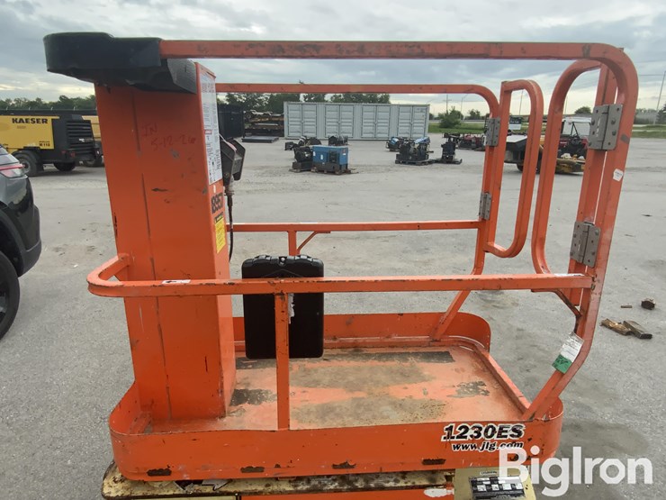 2016-jlg-1230es-image-18