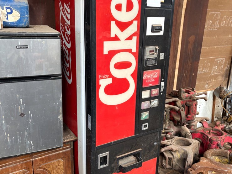 dixie-narco-model:-300-coca-cola-vending-machine-image-1