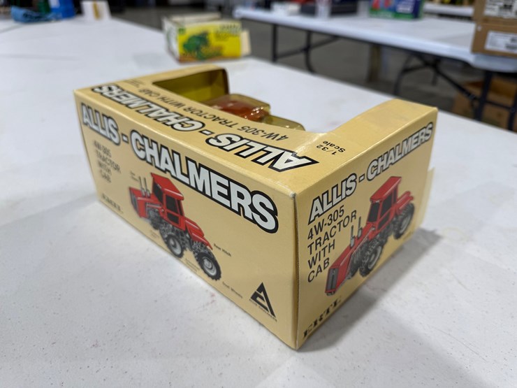 #47265-•-allis-chalmers-4w-305-tractor-vintage-toy-image-3