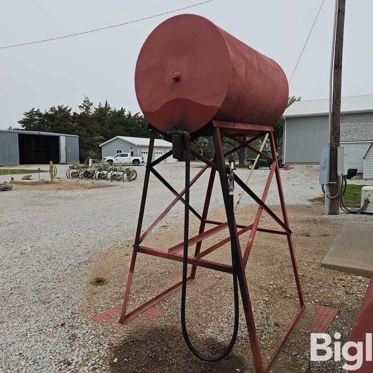 300-Gal Fuel Tank On Stand