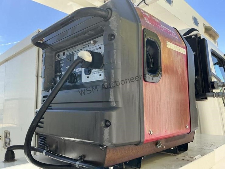 2013-freightliner-m2-106-image-16
