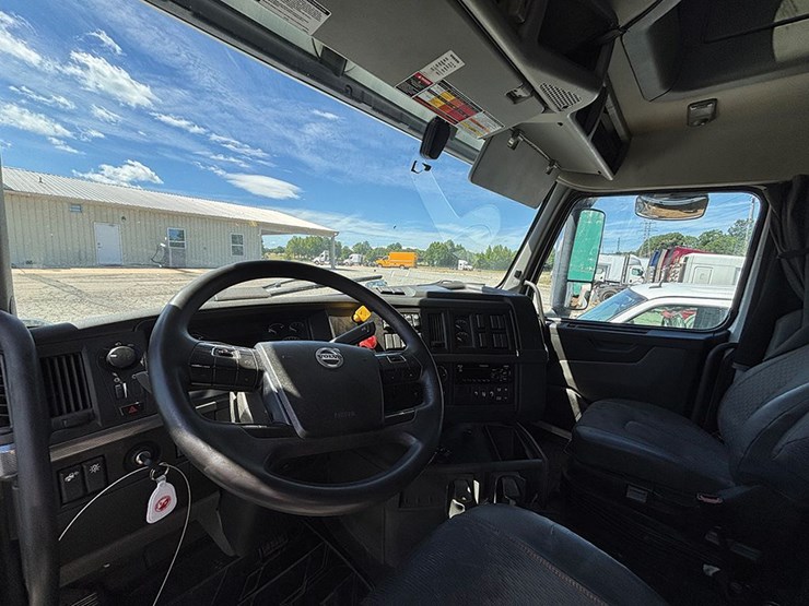 2021-volvo-vnl860-image-4