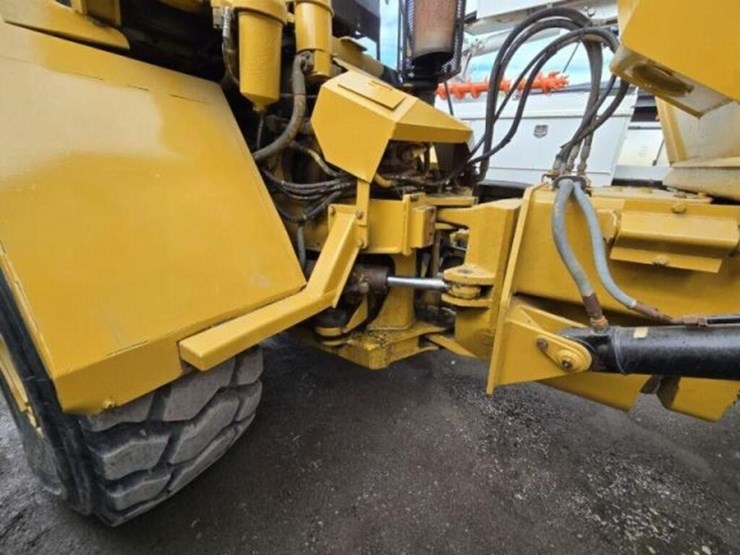 1996-caterpillar-d250e-image-52