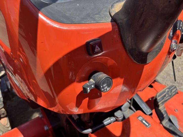2013-kubota-l3800d-image-38