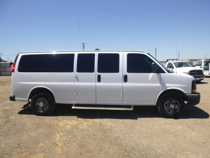 2016-chevrolet-express-3500-image-13