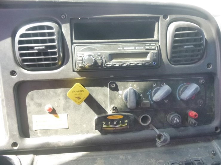2016-freightliner-m2-106-image-12