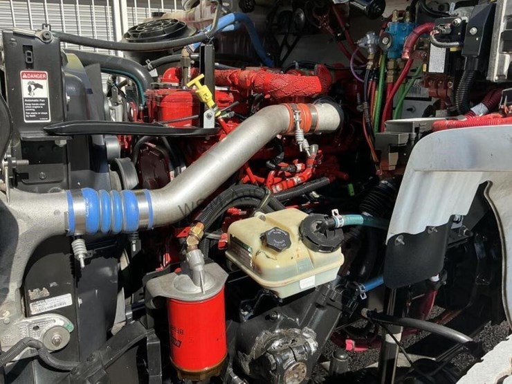 2013-freightliner-m2-106-image-26