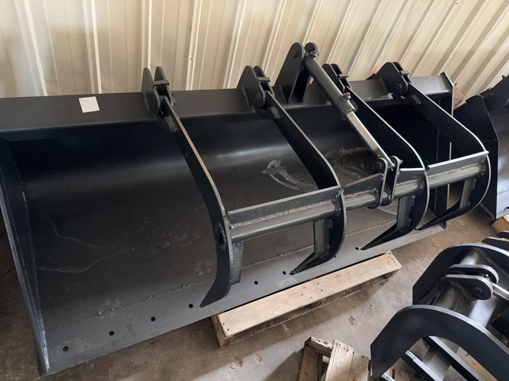 attachments-international--bucket-and-grapple-image-1