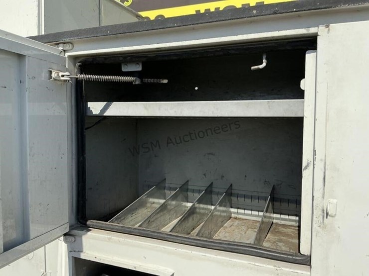 2013-freightliner-m2-106-image-11