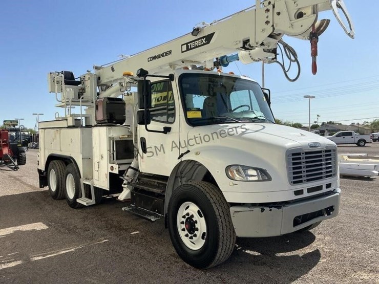 2013-freightliner-m2-106-image-4