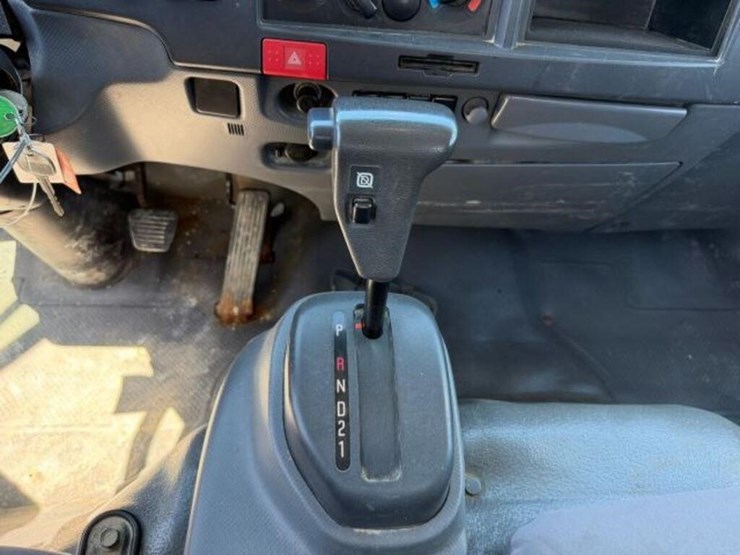 2015-isuzu-nrr-image-15